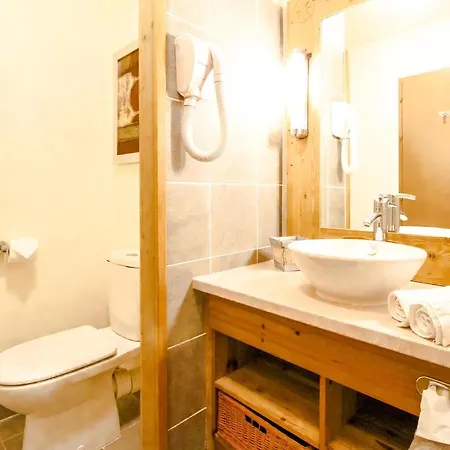 Bright Spacious Two Bed South Facing Family Apartment *