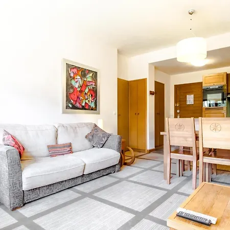 Bright Spacious Two Bed South Facing Family Apartment *