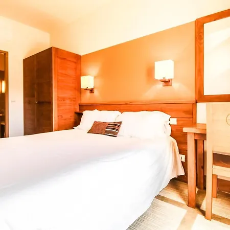 Bright Spacious Two Bed South Facing Family Apartment *